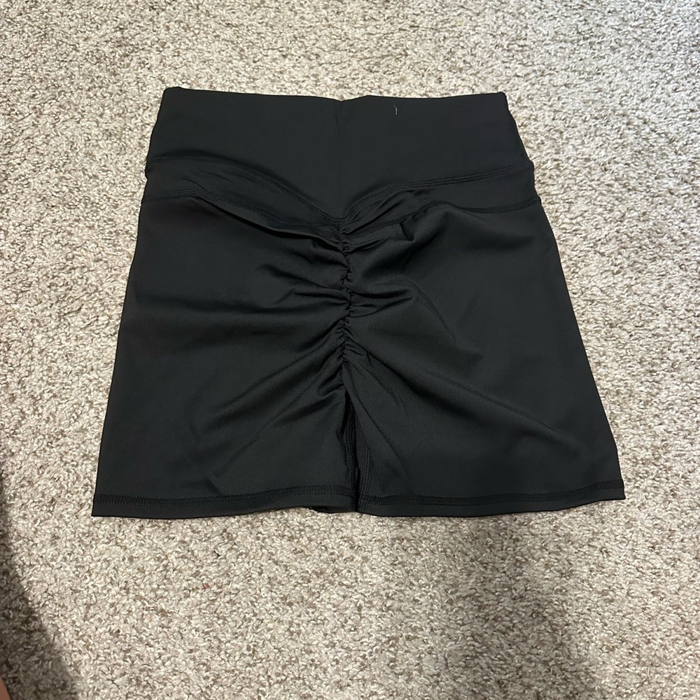 Bike shorts with booty scrunch detail